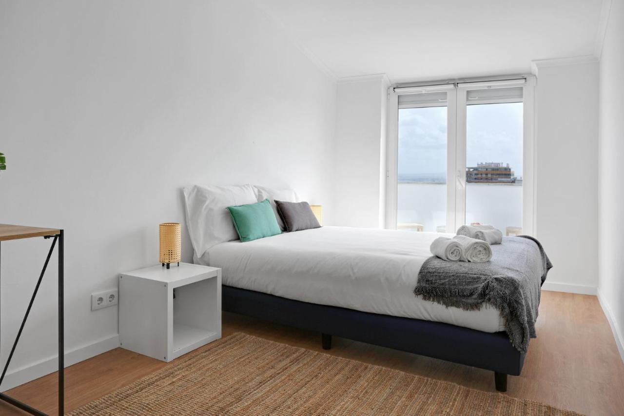 Sunny 2 Bedroom Apartment In Almada - Balconies With River View Экстерьер фото